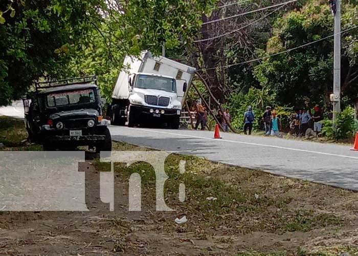 Foto: Accidente de tránsito con camión lleno de plátanos en Ometepe / TN8
