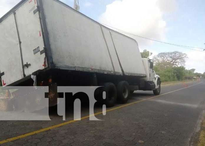 Foto: Accidente de tránsito con camión lleno de plátanos en Ometepe / TN8