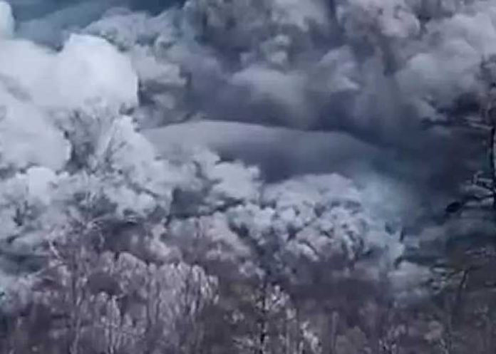 Volcán en Rusia arroja apocalíptica nube de ceniza tras entrar en erupción