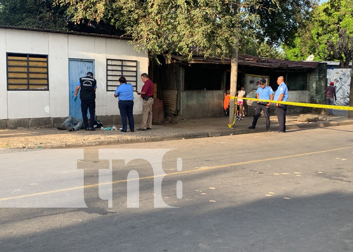 Foto: Hombre fallece en una acera del barrio Santa Ana, Managua / TN8