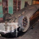 Vehículo termina volcado tras impactar contra un boulevard en Juigalpa