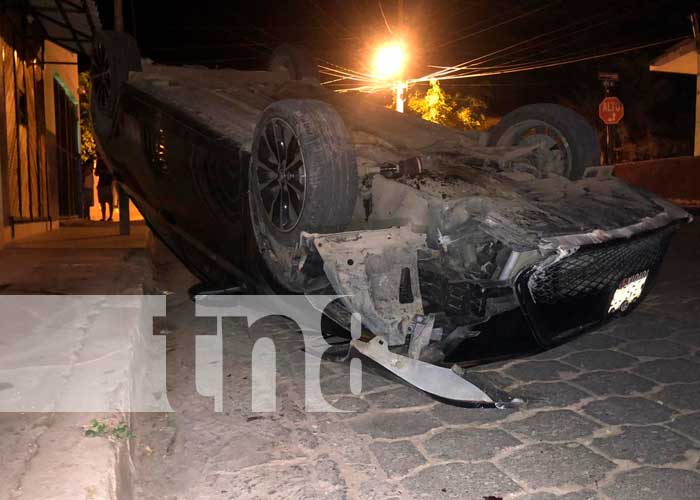 Vehículo termina volcado tras impactar contra un boulevard en Juigalpa