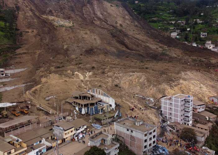 Registran 23 muertos por alud de tierra en Alausí, Ecuador