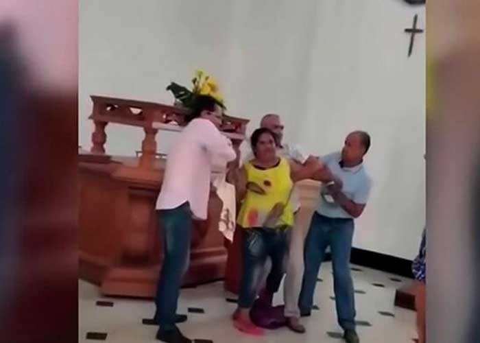 Mujer poseída entra a una iglesia para destruir la imagen del Divino Niño