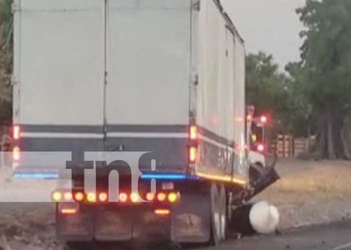 Foto: Se rinde ante la muerte conductor que se estrelló contra un camión en Las Maderas / TN8