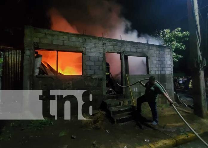 Foto: Gran susto se llevaron habitantes del barrio Campo Bruce tras registrarse un voraz incendio / TN8