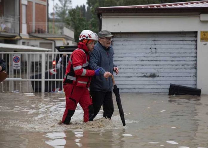 Al menos 14 muertos y más de 36.000 desplazados en Italia por inundaciones
