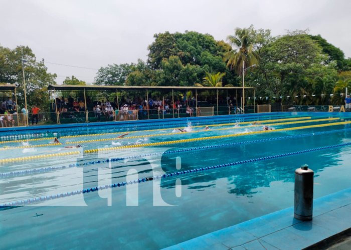 Alumnos de primaria participan en torneo de natación en Managua