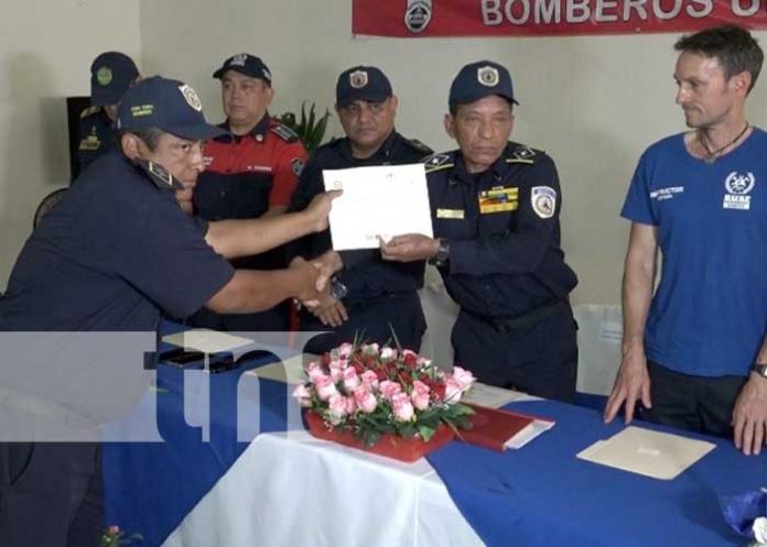 Foto: 21 Bomberos reciben de mano de las autoridades certificaciones profesionales / TN8