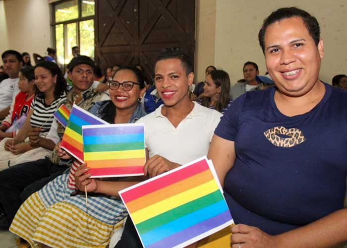 Familias de Chinandega reciben cartilla "Diversidad Digna"