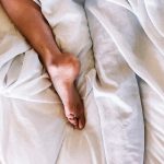 Dormir en "bola" puede ser beneficioso para tus partes íntimas