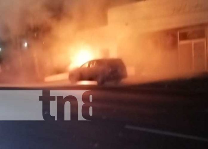 Foto: Camioneta severamente dañada tras incendiarse cerca a la entrada a Las Colinas / TN8