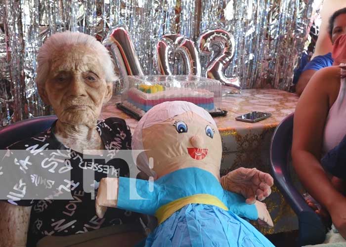Foto: Nietas Celebran día de las madres y más de un siglo de vida de su abuelita en Nandaime / TN8