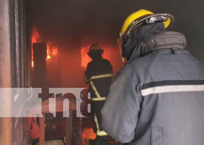  Incendio en vivienda deja fuertes daños materiales en León 