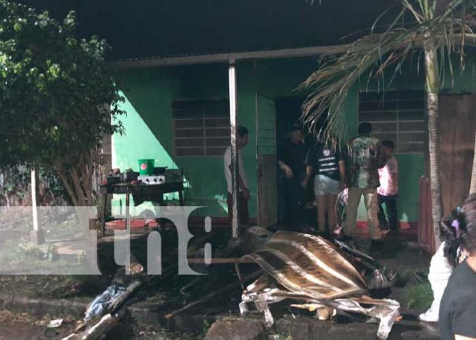 Foto: Voraz incendio deja solo con la ropa que andaban puesta a una familia en barrio Villa Dignidad / TN8