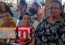 Entregan paquetes alimenticios a madres con partos múltiples de Managua