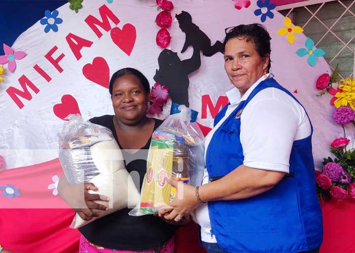 MIFAM entrega paquetes a madres con partos múltiples en Bilwi