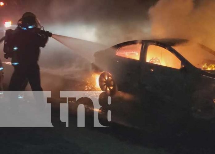 Foto: ¡Se salvaron! 4 pasajeros salen ilesos tras incendio de un vehículo en Estelí / TN8