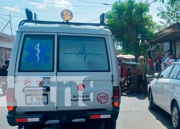 Caponera termina volcada y camioneta rayada después de chocar en Managua