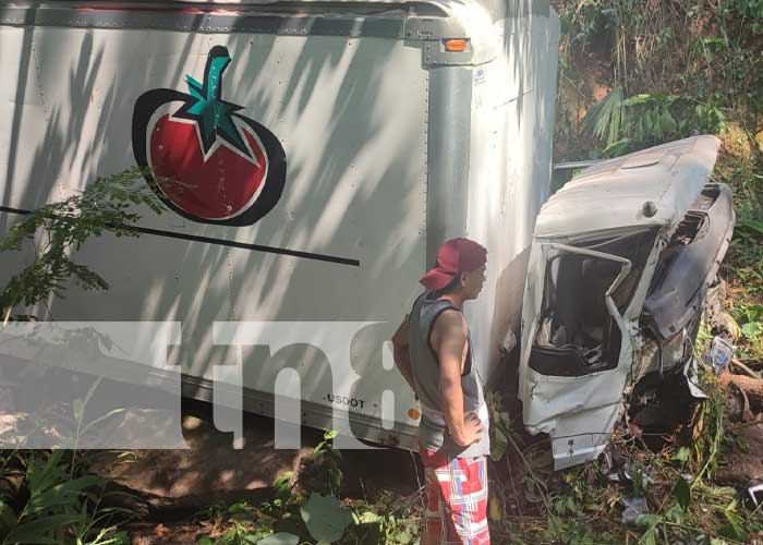 Foto: Camión se va a un guindo dejando varios lesionados en Santo Domingo, Chontales / TN8