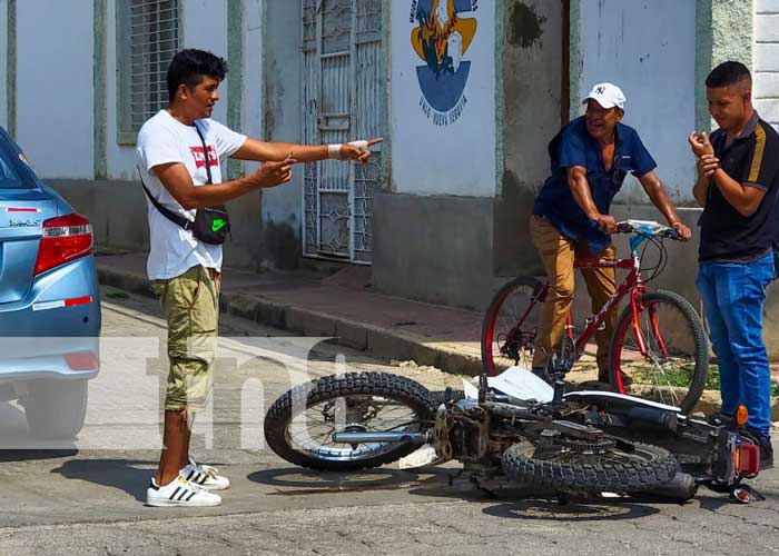  Colisión de vehículos con daños materiales en barrio de Ocotal 