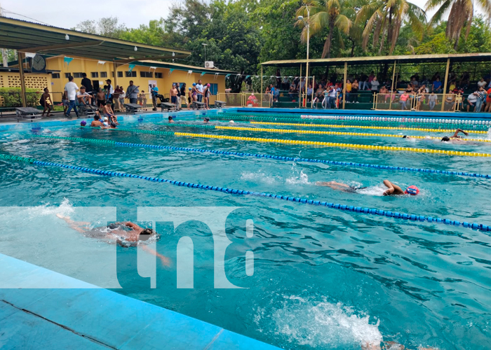 Alumnos de primaria participan en torneo de natación en Managua