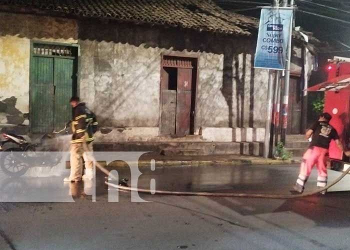 Moto se quema en su totalidad por desperfecto mecánico en Chinandega