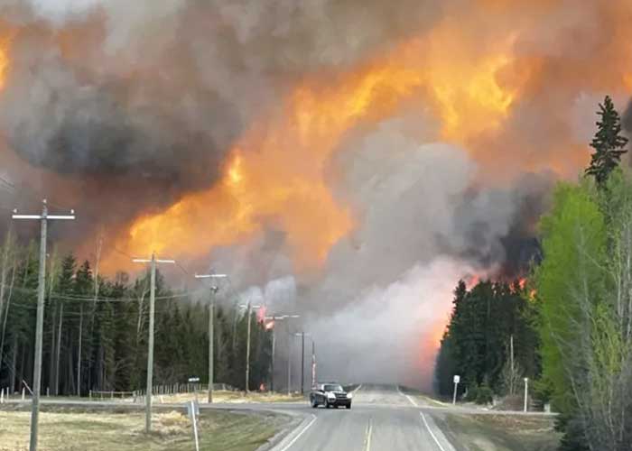 Evacuadas más de 13.000 personas en Canadá por una ola de incendios