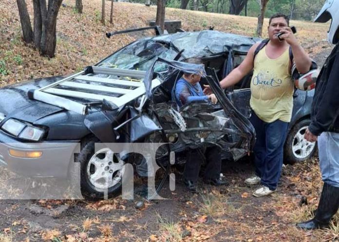 Foto: Vehículo impacta contra un árbol y deja a su conductor lesionado en Juigalpa / TN8