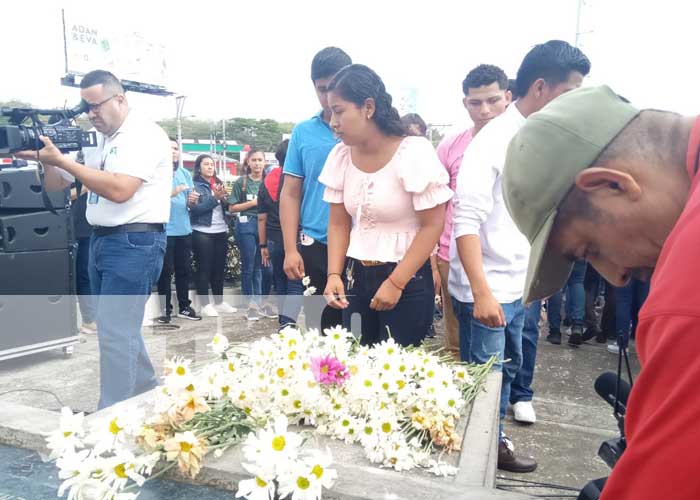 UNEN deposita ofrendas florales en conmemoración a Rigoberto López Pérez 