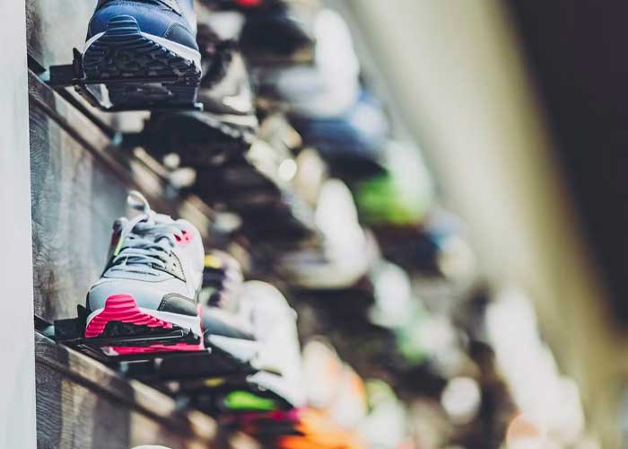 Delincuentes robaron 220 zapatos de una tienda