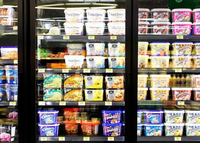 ¡Qué chanchada!: Pareja lame bote de helado en supermercado y no lo compran