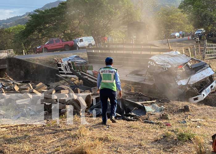 Foto: Conductor falleció tras perder el control del camión en el sector cuesta Cobada, Chontales / TN8