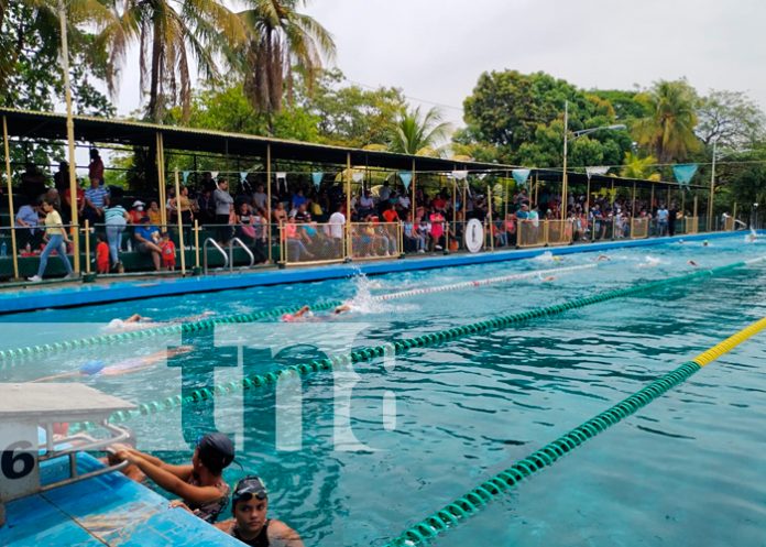 Alumnos de primaria participan en torneo de natación en Managua