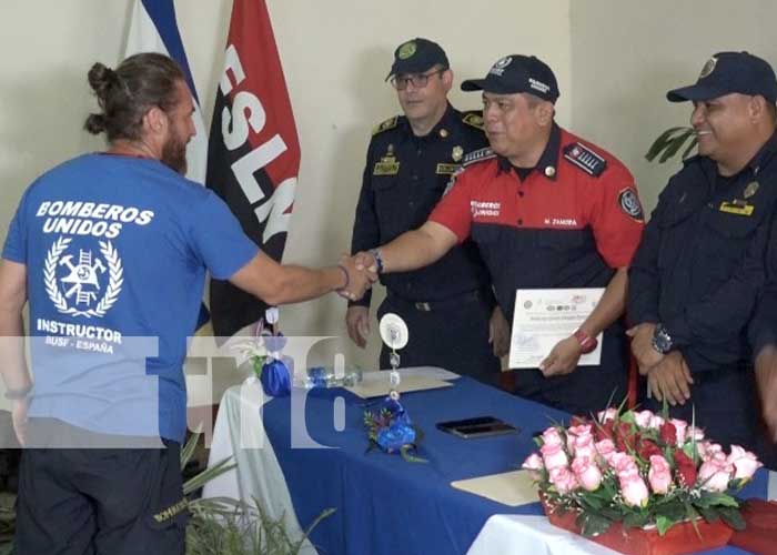 Foto: 21 Bomberos reciben de mano de las autoridades certificaciones profesionales / TN8