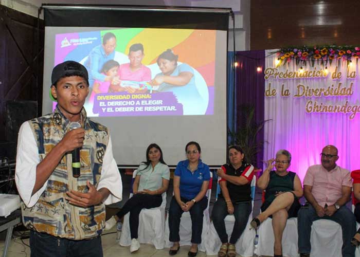 Familias de Chinandega reciben cartilla "Diversidad Digna"