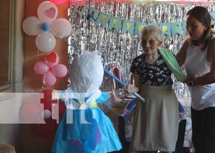 Foto: Nietas Celebran día de las madres y más de un siglo de vida de su abuelita en Nandaime / TN8