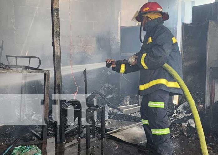 Incendio en vivienda deja fuertes daños materiales en León