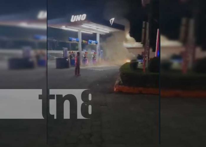 Vehículo toma fuego en una gasolinera de San Isidro Matagalpa