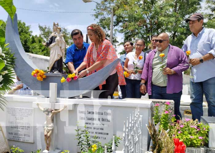 Foto: Ofrenda floral en cementerio de Managua para Doña Lidia Saavedra, madre del presidente Daniel Ortega / TN8