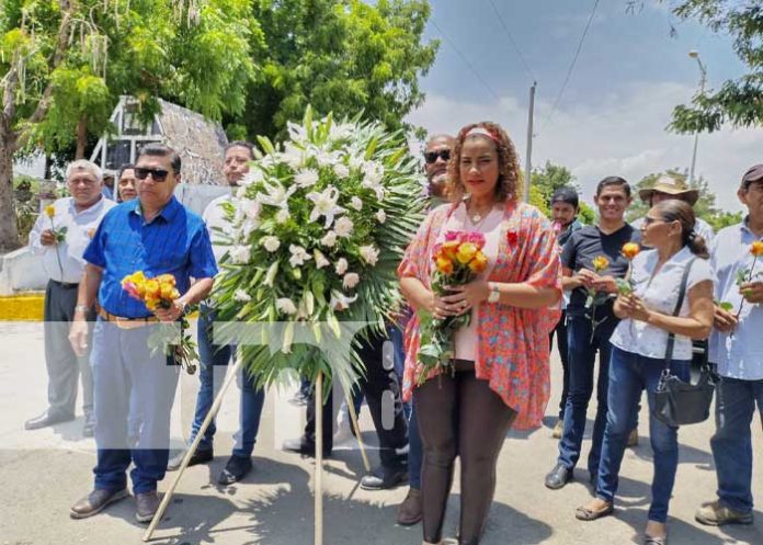 Foto: Ofrenda floral en cementerio de Managua para Doña Lidia Saavedra, madre del presidente Daniel Ortega / TN8