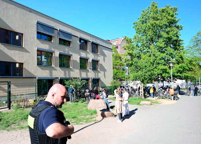 Hombre apuñala a dos niños en una escuela evangélica en Berlín, Alemania