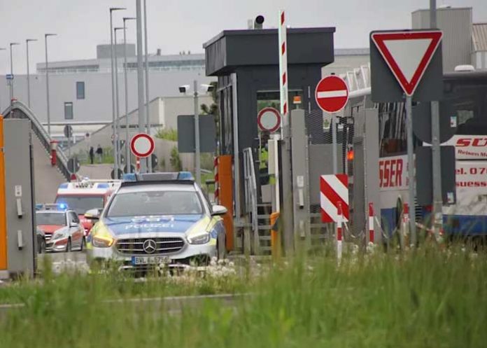 Mató a dos personas a tiros dentro de una empresa de carros en Alemania