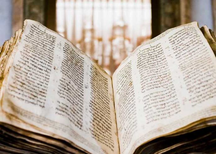 Subastan la biblia hebrea más antigua del mundo 
