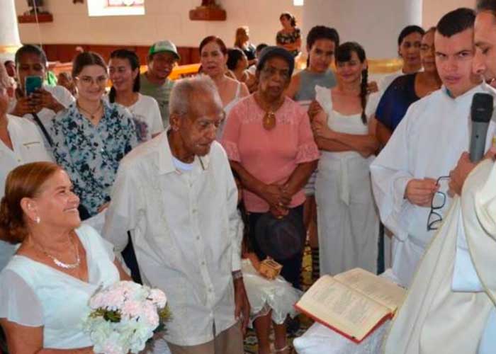 Abuelo de 100 años se casa con su novia de 67