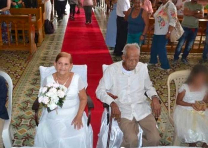 Abuelo de 100 años se casa con su novia de 67