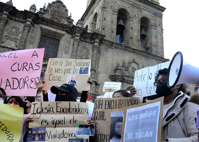 A "gritos partido" bolivianos exigen castigo contra sacerdotes violadores
