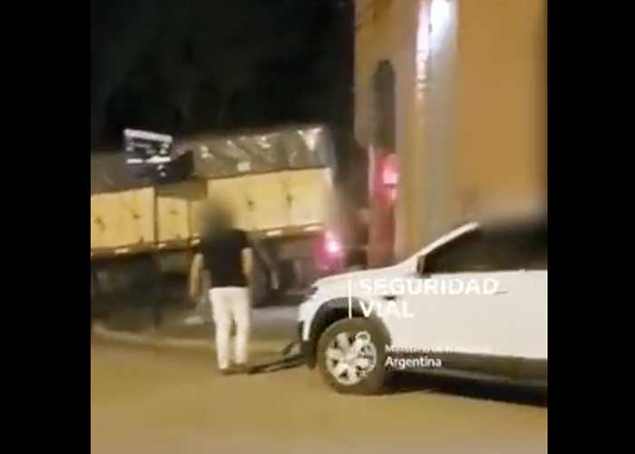 Conductor malhumorado estrelló su camión contra bar
