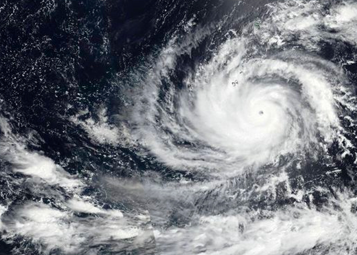 Tifón Mawar azota la isla Guam con feroces vientos y apocalípticas marejadas 