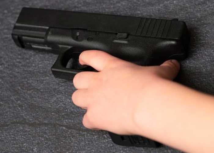 Niño de 4 le dispara con arma de fuego a su hermano en Texas